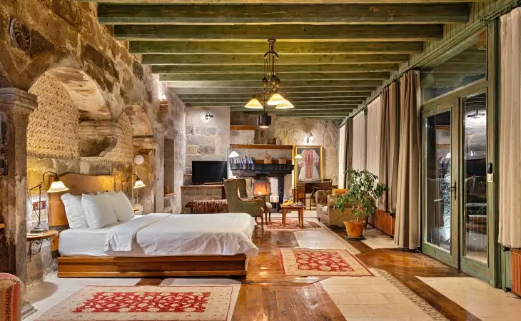 Göreme’de Kelebek Special Cave Hotel taş duvarlı şömineli mağara oda